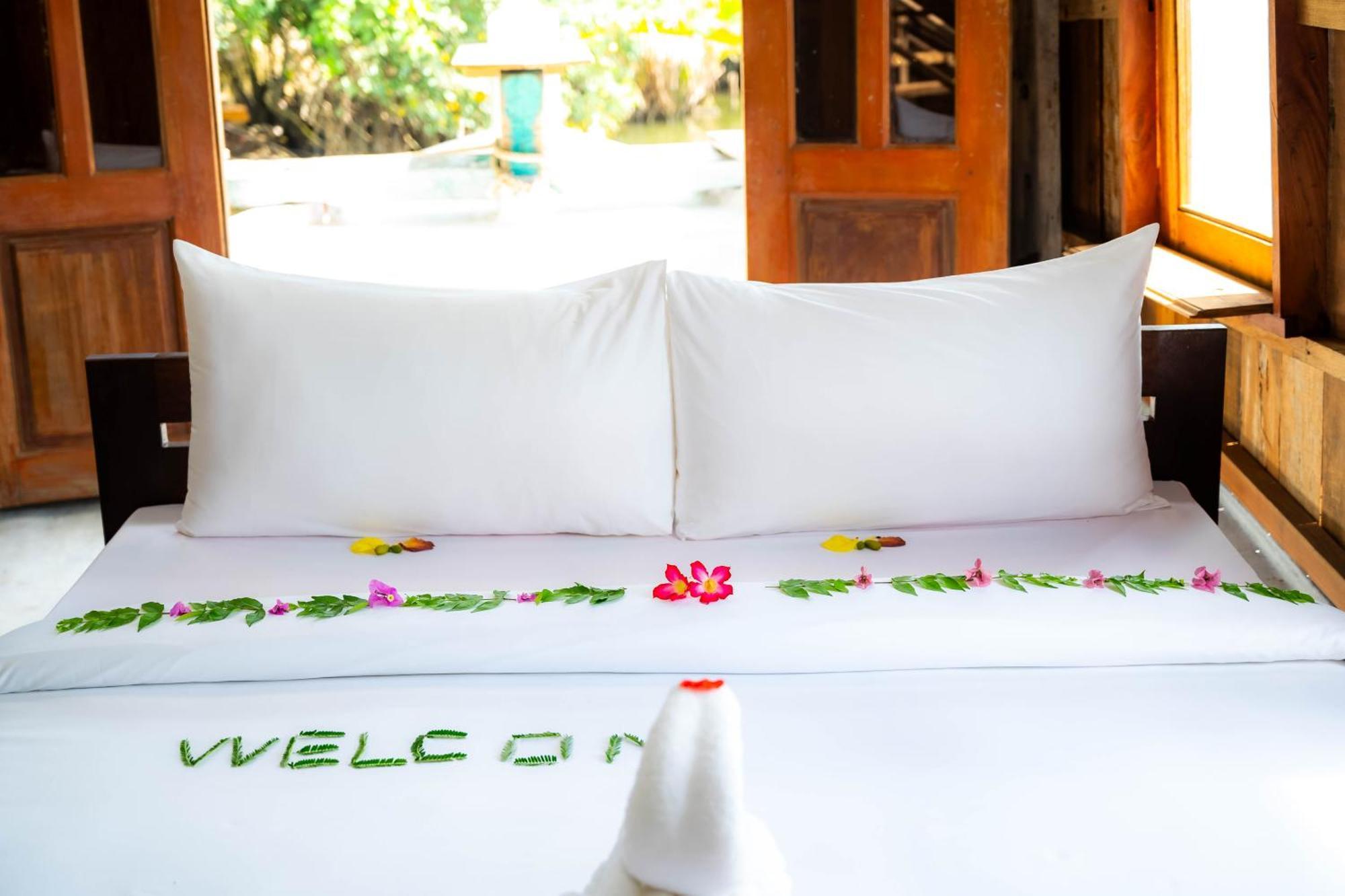 Banyan Tree Hostel Kampot Exterior photo